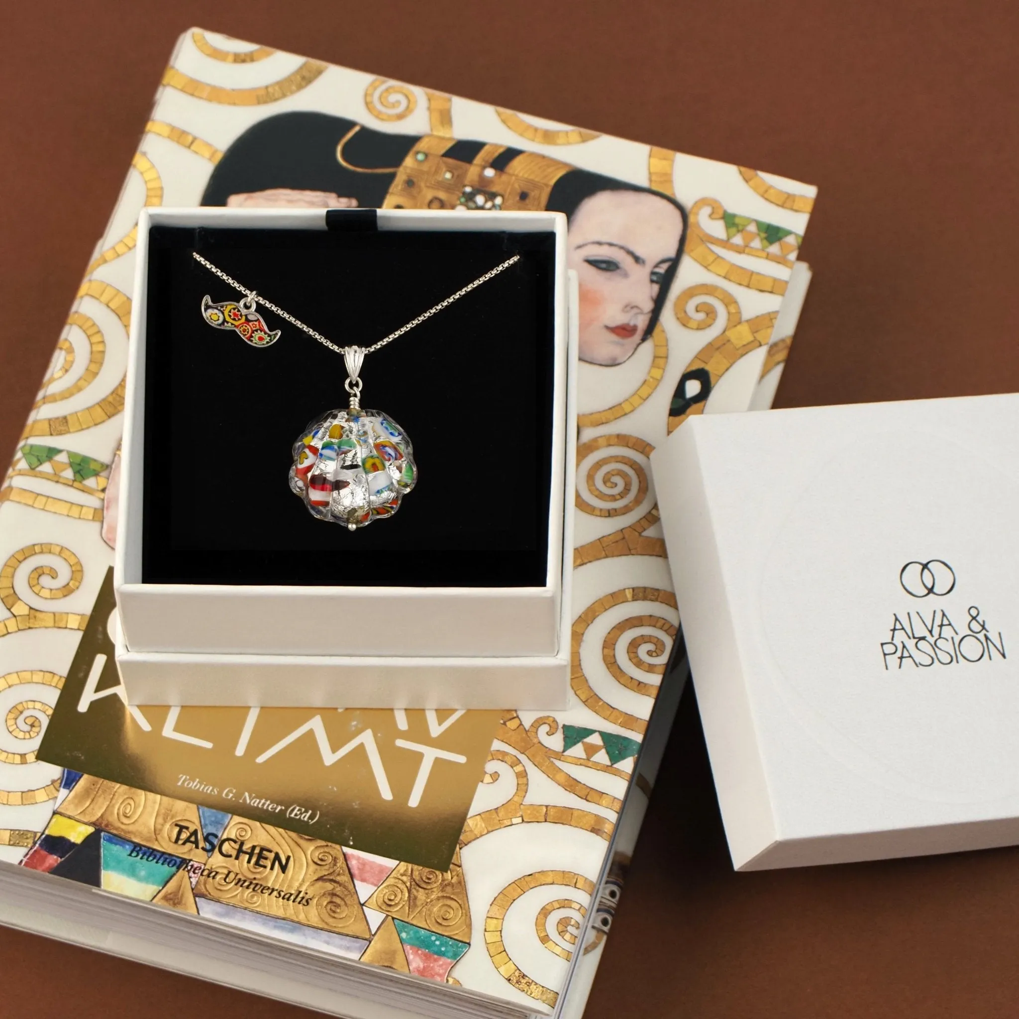 The Kiss Silver Shell Necklace